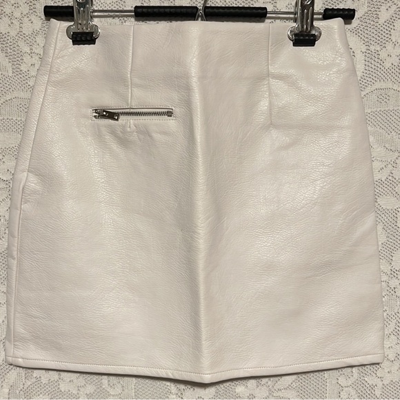 NWT I.AM.GIA Courtney 2.0 White Diagonal Zipper Skirt - Picture 3 of 4